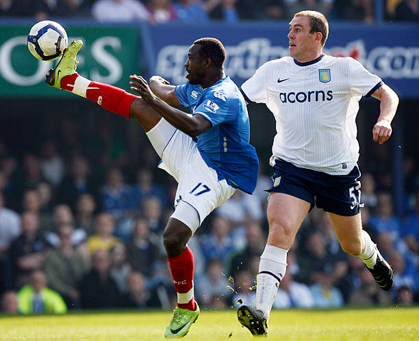 现出一丝不 现出一丝不